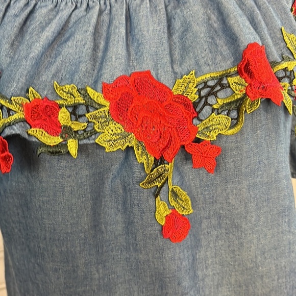 Embroidered ruffle top 🖤 - Picture 4 of 13